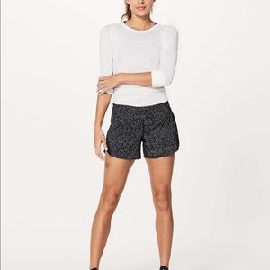 Lululemon Tracker Short V *4"
Soundwave White Black / Black
